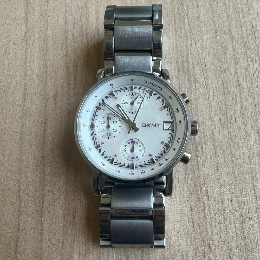 DKNY ladies chronograph stainless steel sporty watch NEW BATTERY